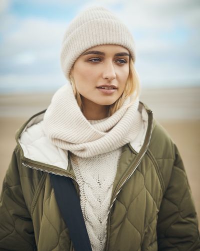 Carolyn Donnelly The Edit Oatmeal Ribbed Cashmere Hat thumbnail