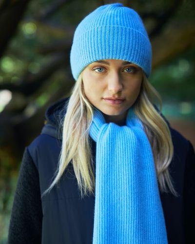 Carolyn Donnelly The Edit Blue Ribbed Cashmere Hat thumbnail