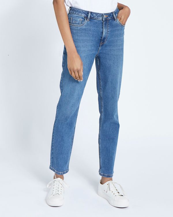 Mid Rise Essential Straight Fit Jeans